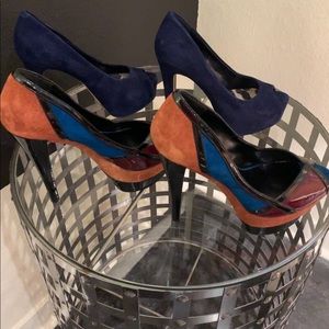 JESSICA SIMPSON SUEDE PLATFORM👠. 2 for $50.00